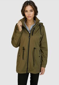 Olivegrüner, leichter Anorak mit Reißverschluss vorne, Kordelzugkapuze, zwei Fronttaschen und schwarzen Akzenten. Bietet eine glatte Textur.