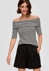 Zwart-wit gestreepte off-the-shoulder top met korte mouwen, gecombineerd met zwarte linnen shorts, met een ontspannen pasvorm en zijzakken.