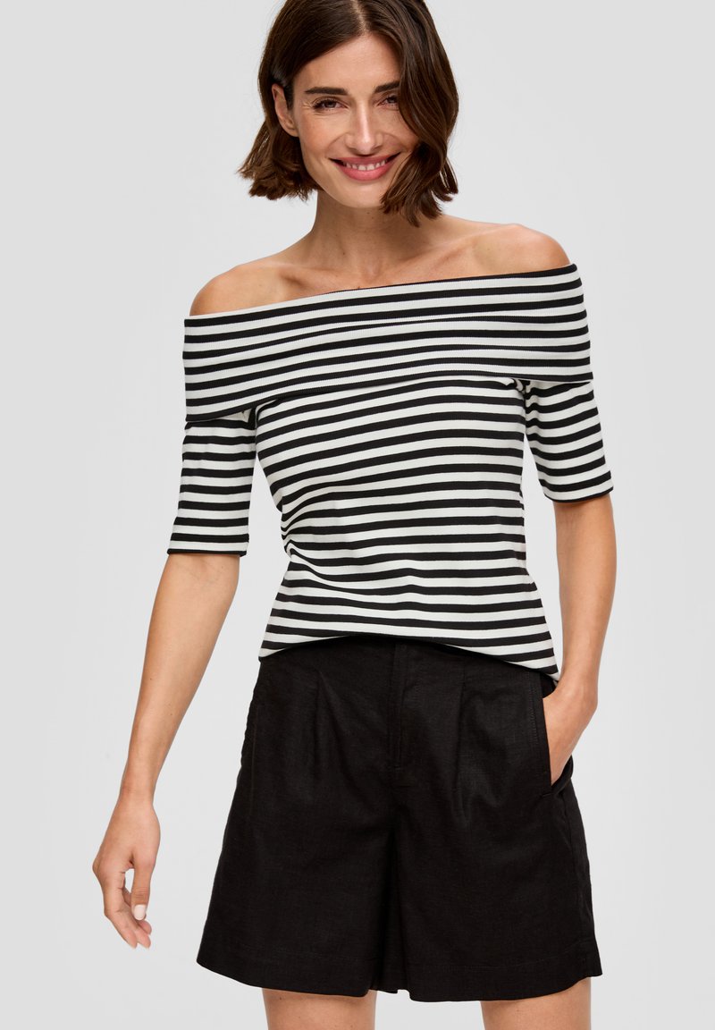 Zwart-wit gestreepte off-the-shoulder top met korte mouwen, gecombineerd met zwarte linnen shorts, met een ontspannen pasvorm en zijzakken.