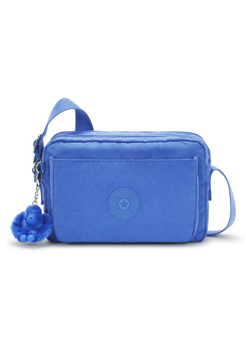 Sacchetto in tessuto blu con chiusura a zip, logo circolare e un piccolo portachiavi a forma di scimmietta blu. Dispone di una maniglia per il trasporto e una tasca frontale.