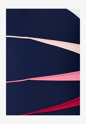 Gebogen stoffen panelen in laagjes in marineblauw, lichtroze, roze en rood met zichtbare stiksels langs de randen.