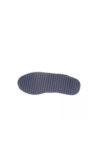 Zwarte rubberen zolen met horizontale groeven voor grip. Ronde randen en een lichte hak. Glad oppervlak zonder zichtbare logo's.