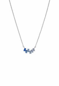 Zilveren halsketting met zeven rechthoekige blauwe edelstenen in verschillende tinten, elk stevig vastgezet, aan een fijne ketting.