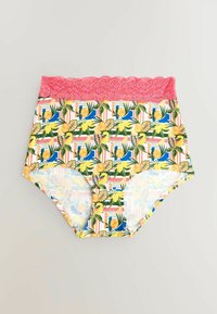 Női magas derekú fehérnemű rózsaszín csipkés derékrésszel és fehér háttéren színes gyümölcs- és levélmintával.