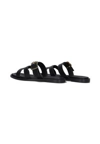 Zwarte sandalen met meerdere banden, een platte zool en een gouden gespdetail op één band, gemaakt van een glad materiaal.