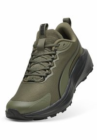 Scarpa sportiva verde oliva con tomaia in rete, punta rinforzata, suola nera spessa e dettagli texturizzati. Presenta un collo imbottito e lacci.