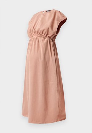 Vestido de maternidad en suave tela color rosa empolvado, con cintura fruncida, mangas cortas y dobladillo a la altura de la rodilla para mayor comodidad y facilidad de uso.