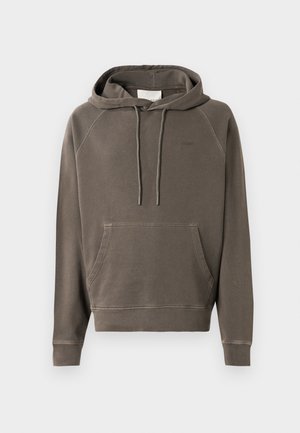 Sudadera con capucha marrón, cuenta con un bolsillo tipo canguro en la parte delantera y cordones en la capucha, presentada sobre un fondo blanco liso.