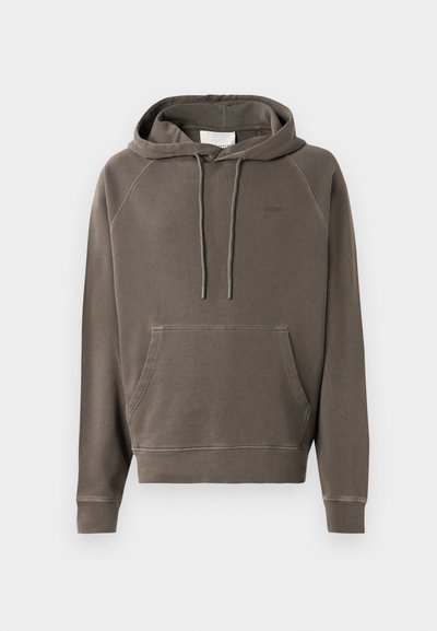 Sweatshirt à capuche marron avec poche kangourou à l'avant et cordon de serrage, présenté sur un fond blanc uni.