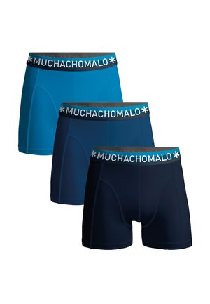 Drei Paare Männerboxershorts in Blau, Dunkelblau und Marine, mit einem schwarzen Bund, auf dem "MUCHACHOMALO" in weißer Schrift steht.