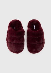 Chinelos de pelúcia bordeaux com uma superfície texturizada e macia; apresentam uma sola almofadada e um design de abertura atrás.