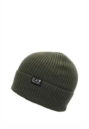 Cappello a cuffia lavorato a maglia a coste verde scuro con risvolto e piccolo patch rettangolare con logo EA7 Emporio Armani sul davanti.