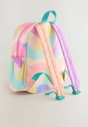 Kleurrijke rugzak met een afgerond ontwerp, gemaakt van gladde stof. Bevat pastelkleurige geometrische patronen, een ritssluiting en verstelbare banden in roze, paars en teal.