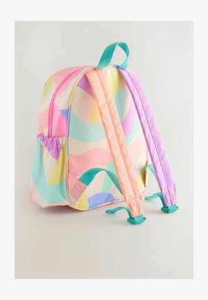 Barevný batoh s zaobleným designem, vyrobený z hladké tkaniny. Obsahuje pastelové geometrické vzory, zip a nastavitelné popruhy v růžové, fialové a tyrkysové barvě.