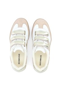 Zapatillas deportivas con una combinación de colores blanco, rosa y dorado metálico, con un acabado de ante texturizado y tres correas de Velcro.