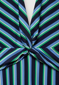 Zviazaná, viacfarebná tkanina s horizontálnymi pruhmi v námorníckej modrej, svetlomodrej, zelenej a slonovinovej; hladká textúra a jemný dojem.