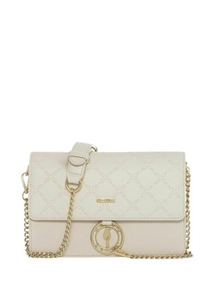 Kremowa skórzana torebka z pikowanym wzorem, z hardwarem w kolorze złotym, łańcuszkowym paskiem i okrągłym logo z przodu.