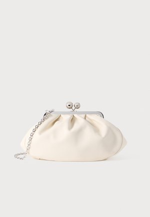 Pochette en tissu crème avec un design froncé, cadre en métal argenté, deux boules décoratives, et une bandoulière chaîne argentée.