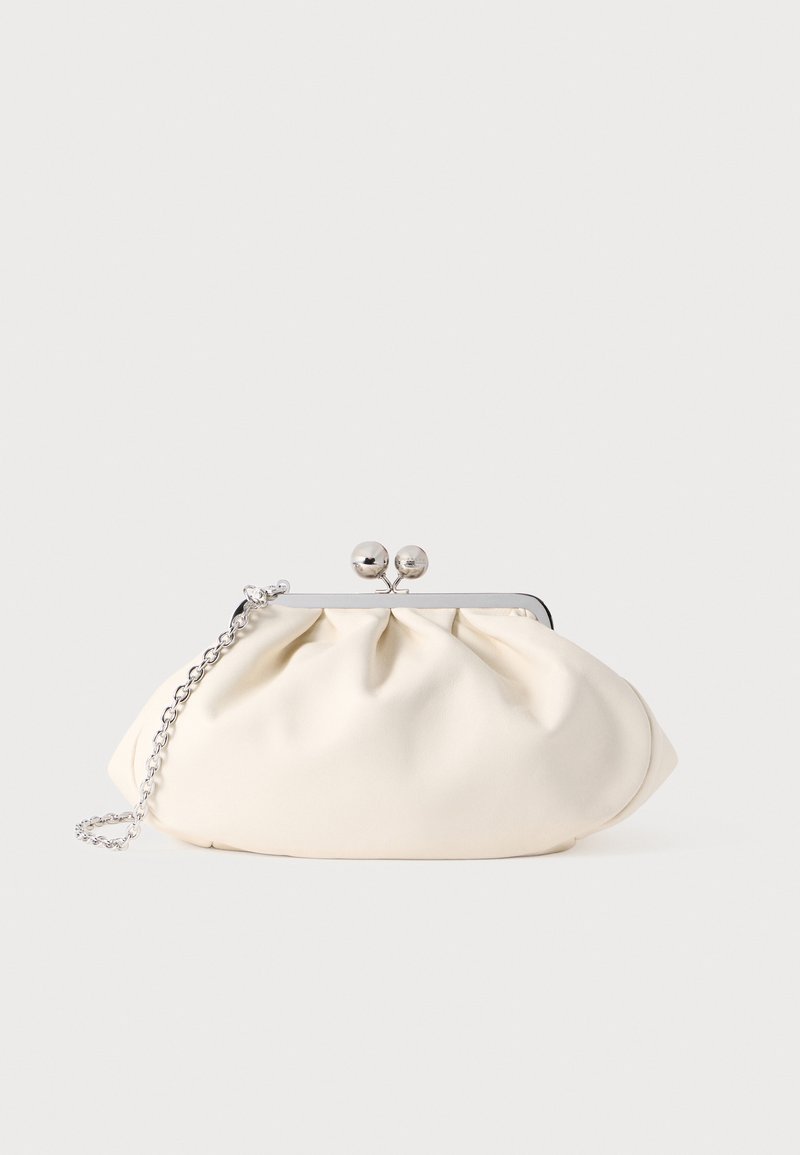 Pochette en tissu crème avec un design froncé, cadre en métal argenté, deux boules décoratives, et une bandoulière chaîne argentée.