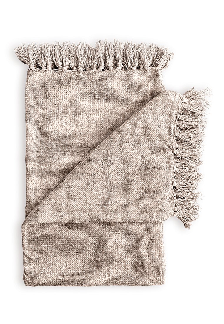 Hedvábná deka s třásněmi v světle béžové barvě, s texturovanou tkaninou a měkkým materiálem. Složená, přičemž jedna hrana ukazuje detail třásní.