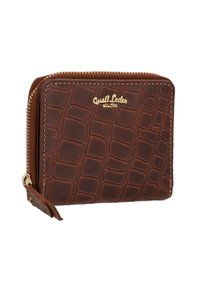 Portafoglio in pelle marrone con motivo coccodrillo, zip dorata e dettaglio del logo. Design compatto con superficie testurizzata e accenti cuciti.