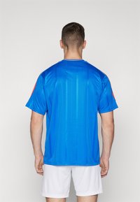 adidas Sportswear HOUSE OF TIRO NATIONS PACK - Marškinėliai su spaudiniu - blue/white/red/green