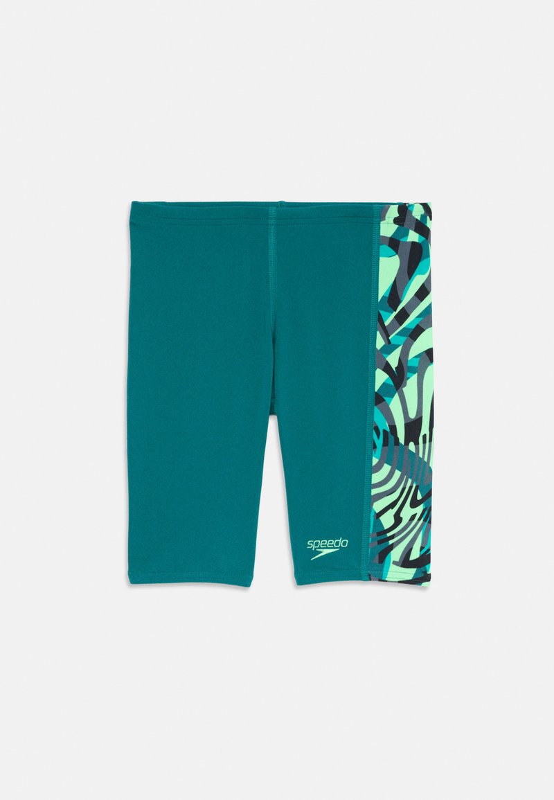 Turkosa simshorts med ett svart och grönt abstrakt mönster på sidan. Har en logotyp i vitt. Tillverkade av ett stretchigt, lätt material.