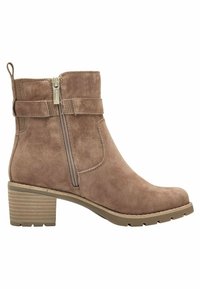 Bottine en suède marron avec une fermeture éclair sur le côté, un détail de strap décoratif et un talon épais et nervuré pour la stabilité. Elle présente un bout arrondi.