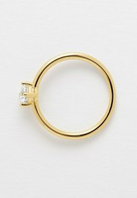 Anello d'oro con una pietra preziosa centrale trasparente, fascia rotonda con una finitura lucida, senza decorazioni, design semplice e elegante.