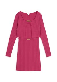Roze geribbelde tweedelige jurkset bestaande uit een cropped top met lange mouwen en een gouden accent, en een bijpassende aansluitende rok.