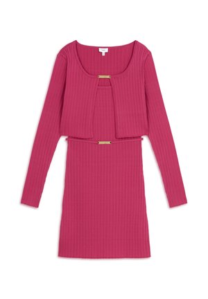 Rosa gerippter Zweisitzer-Dress-Set mit einem cropped Langarmtop mit goldenen Akzenten und einem passenden, figurbetonten Rock.