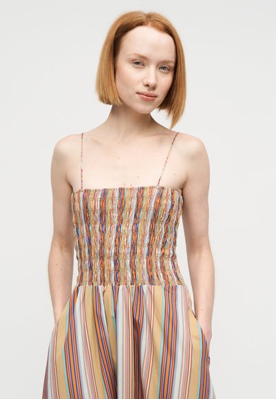 Φόρεμα χωρίς τιράντες με σφηκοφωλιά στο μπούστο και πολύχρωμες κάθετες ρίγες σε αποχρώσεις του μπλε, πορτοκαλί και μπεζ· διαθέτει πλαϊνές τσέπες.