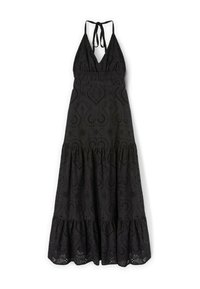Rochie maxi neagră cu decolteu halter, talie elastică, țesătură cu perforații și model paisley, și tiv cu volane în straturi.