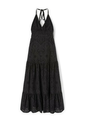Robe maxi noire avec un décolleté halter, une taille élastique, un tissu œillet avec un motif cachemire, et un bas à volants superposés.