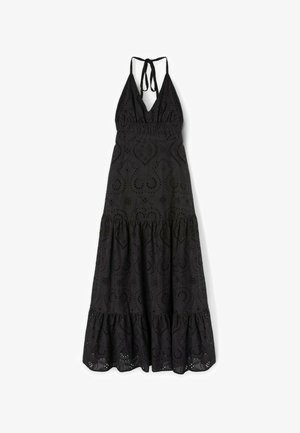 Robe maxi noire avec un décolleté halter, une taille élastique, un tissu œillet avec un motif cachemire, et un bas à volants superposés.