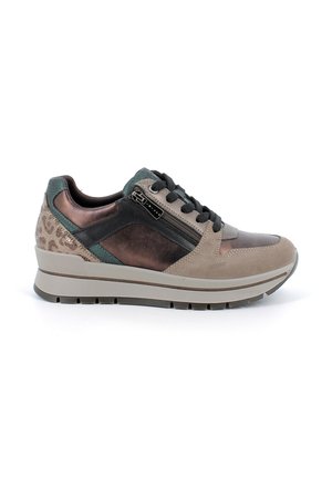Sneaker con una combinazione di materiali: suede marrone, accenti metallici bronzo, dettagli verdi e stampa leopardata. Include una zip laterale e suola ammortizzata.