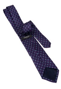 Fioletowy jedwabny krawat z diamentowym wzorem w jasnoniebieskich akcentach. Szeroki koniec ma jednolitą ciemnoniebieską sekcję; zawiera metkę marki.