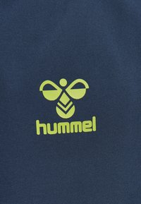 Marinblått tyg med en stiliserad gul logotyp som liknar en bi, med ordet "hummel" i fet, modern typografi nedan.