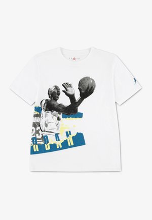 Tricou alb din bumbac, cu imprimeu grafic al unui jucător de baschet, cu accente negre, albastre și galbene și cu guler rotund.