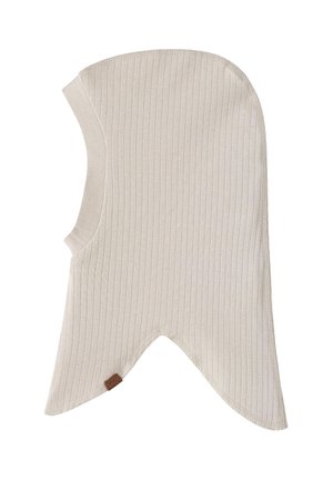 Balaclava bej cu nervuri pentru bebeluși, realizată dintr-un material moale, având margini rotunjite și o etichetă mică de marcă maro pe lateral.