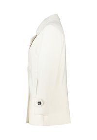 Witte op maat gemaakte jas met notch-kraag, zijzak en knoopdetail op de mouw, vanuit de zijkant weergegeven.