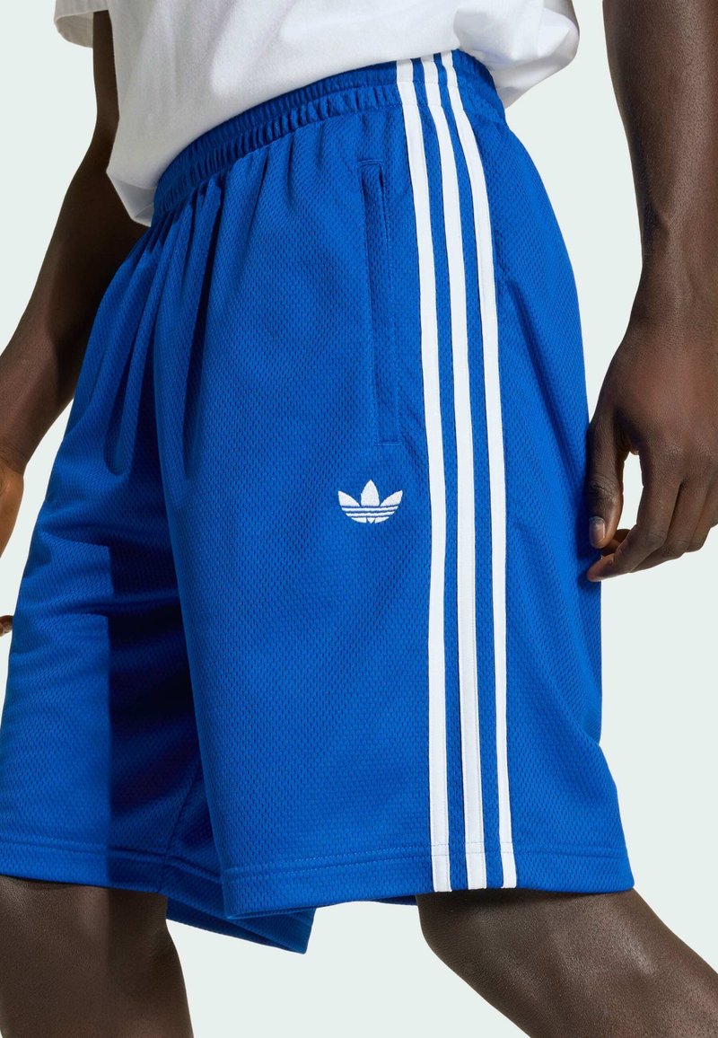 Shorts de sport en mesh bleu avec une surface texturée, comportant des accents à trois bandes blanches et un logo Adidas sur la jambe gauche.