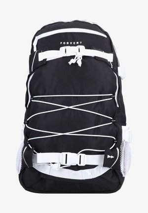 Fekete hátizsák fehér kiegészítőkkel. Tartós szövetből készült, állítható pántokkal, bungee zsinór kialakítással, és hálós oldalzsebbel rendelkezik.