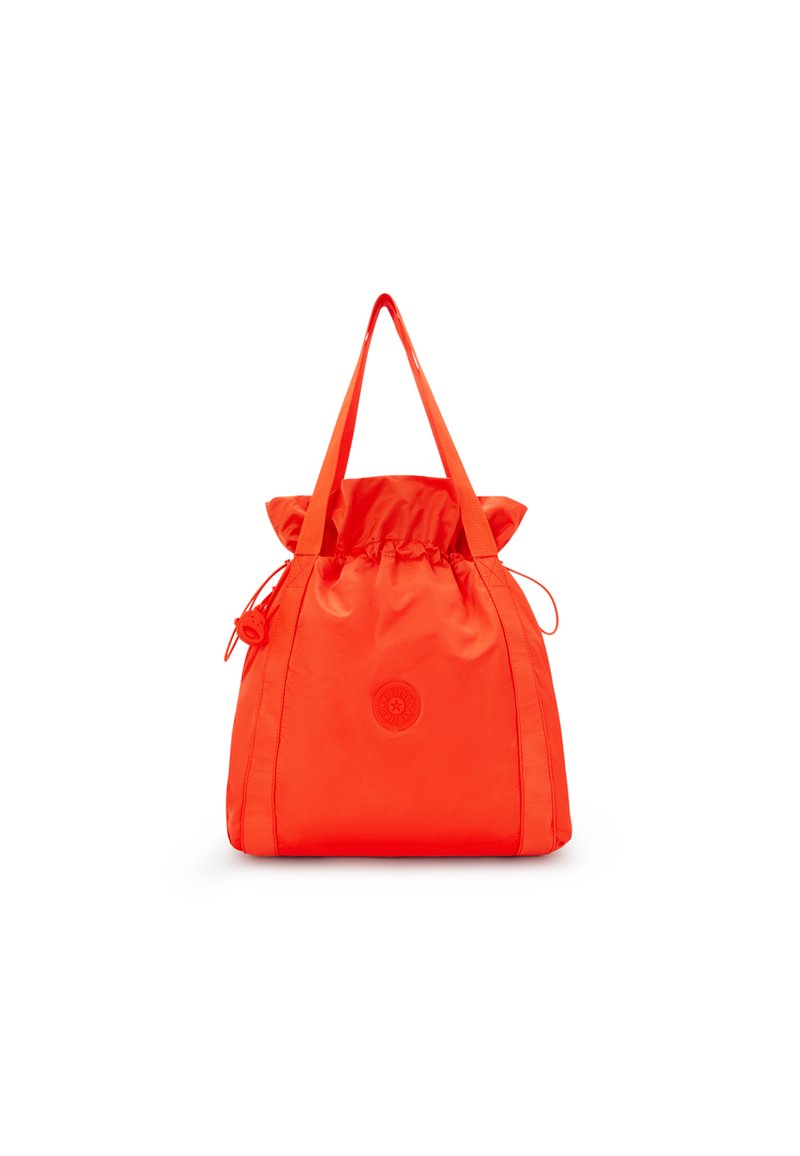Orange nylon dragsäck med kontrasterande axelremmar och en cirkulär logotyp framtill. Slät textur och rund silhuett.