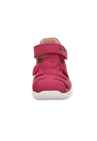 Kinder rosa Leder Sandale mit geschlossenem Zehenbereich, zwei Klettverschlussriemen und weißer Gummisohle, von vorne betrachtet.