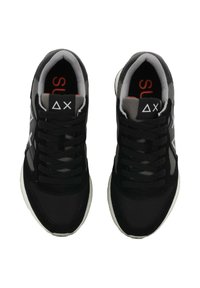 Scarpe da ginnastica nere con dettagli grigi, dotate di un design con lacci, colletto imbottito e superficie texture. All'interno è presente un logo rosso.