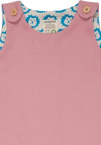 Roze jurk met wafelstructuur en voering met blauw leeuwenpatroon, met een ronde halslijn en houten knoopaccenten op de schouderbanden.