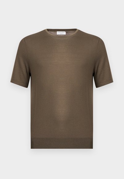 Πλεκτό πουλόβερ σε ελαιί πράσινο χρώμα με κοντά μανίκια, στρογγυλή λαιμόκοψη και ριμπ τελείωμα, παρουσιασμένο σε απλό λευκό φόντο.