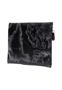 Clutch rettangolare nera con un motivo astratto argento-grigio lucido e una cerniera dorata laterale.