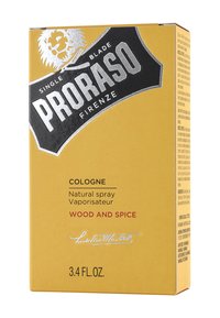 Proraso cologne boks i gul, med sølv accenter og sort etiket. Teksten angiver "Wood and Spice," 3,4 fl. oz. Naturlig spray.